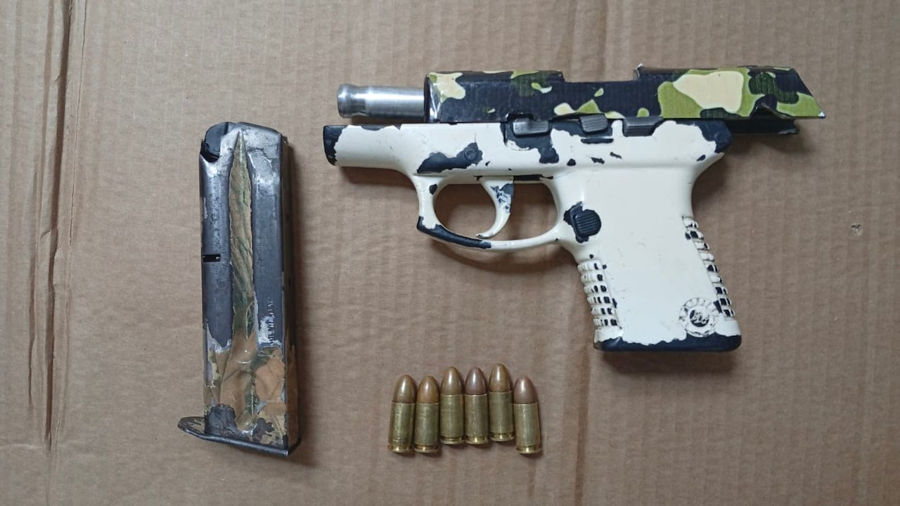 En medio de este operativo judicial fue incautada esta arma de fuego, confirmó la Policía.