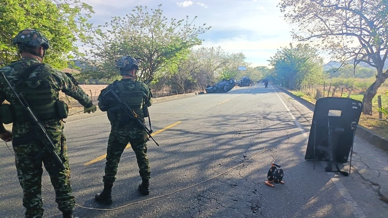 El corregimiento de El Estrecho, El Patía, es paso clave hacia municipios como Balboa, Argelia, El Tambo y el occidente caucano, zonas donde se concentran cultivos de uso ilícito y rutas del narcotráfico. Su ubicación sobre la Panamericana lo ha expuesto a hostigamientos, retenes ilegales, quema de vehículos y la instalación de artefactos explosivos improvisados.