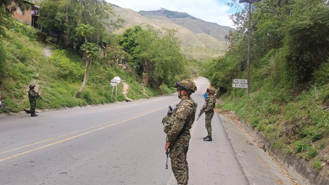 Soldados en la vía Dagua-Buenaventura