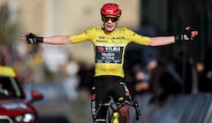 Jonas Vingegaard al ganar la etapa 5 de la París-Niza 2026.