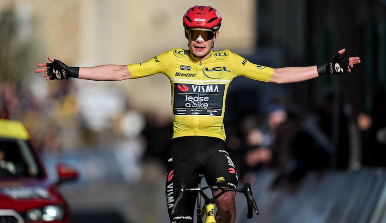 Jonas Vingegaard al ganar la etapa 5 de la París-Niza 2026.