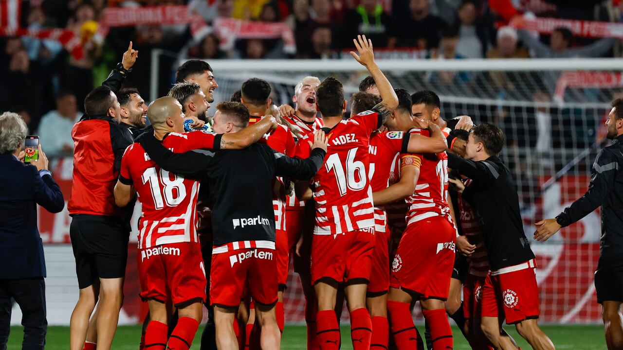 ARCHIVO - Los jugadores del Girona celebran al final de un partido de fútbol de la Liga española entre el Girona y el Real Madrid, en el estadio Montilivi de Girona, España, el 25 de abril de 2023. Se esperaba que el techo del Girona esta temporada fuera otro final en la mitad de la tabla en la liga española. Pero el pequeño club del noreste de España se sitúa en lo más alto de la clasificación después de seis victorias consecutivas y un comienzo invicto. El Girona se enfrentará al Real Madrid el sábado 30 de septiembre de 2023 en casa en su prueba más dura hasta el momento. (Foto AP/Joan Monfort, Archivo)