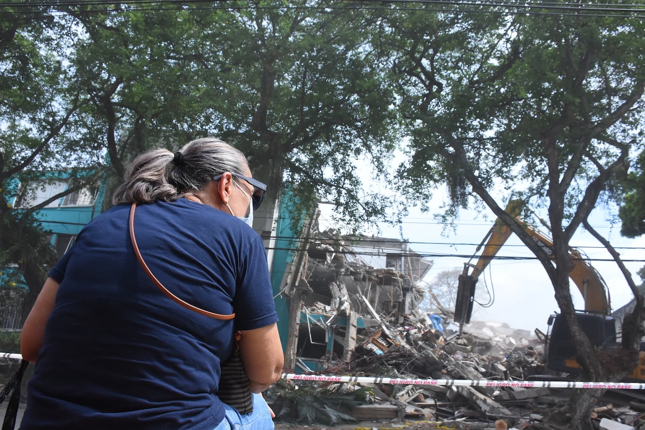 Demolición del Edificio María Mercedes en el barrio Cuarto de Legua.