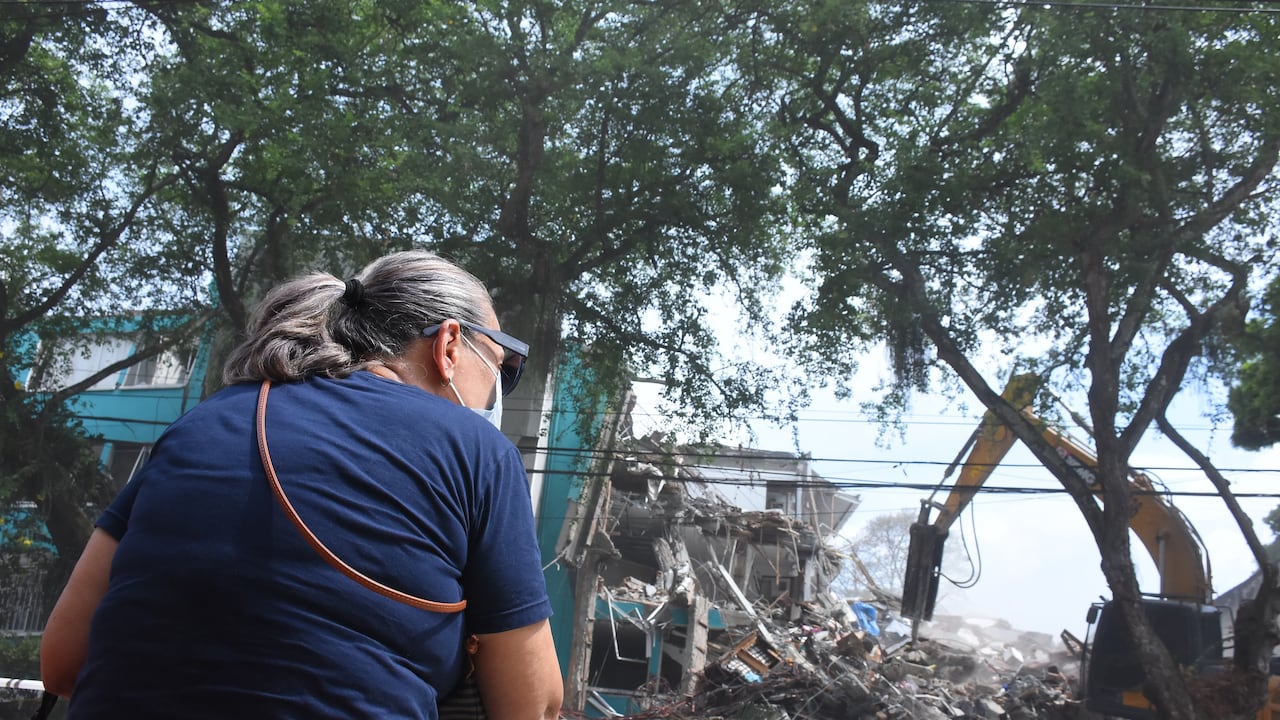 Demolición del Edificio María Mercedes en el barrio Cuarto de Legua.