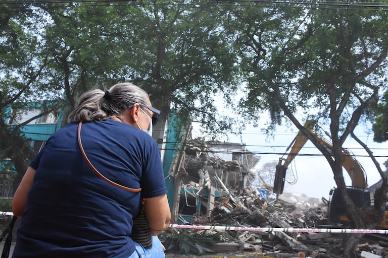 Demolición del Edificio María Mercedes en el barrio Cuarto de Legua.
