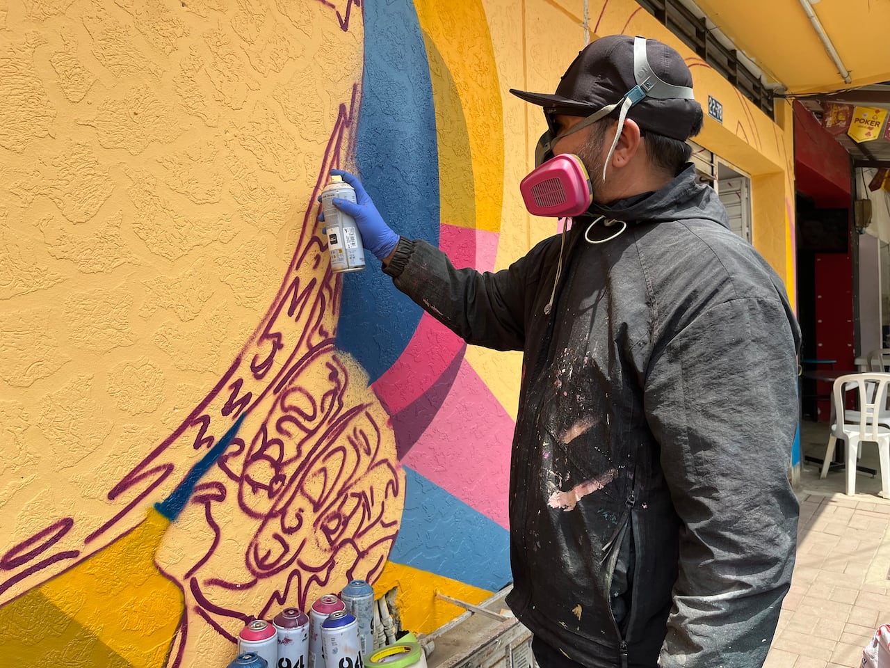 El artista urbano Harnel Suárez, conocido como ‘Repso’, lidera una serie de intervenciones artísticas inspiradas en la historia popular del barrio Obrero.