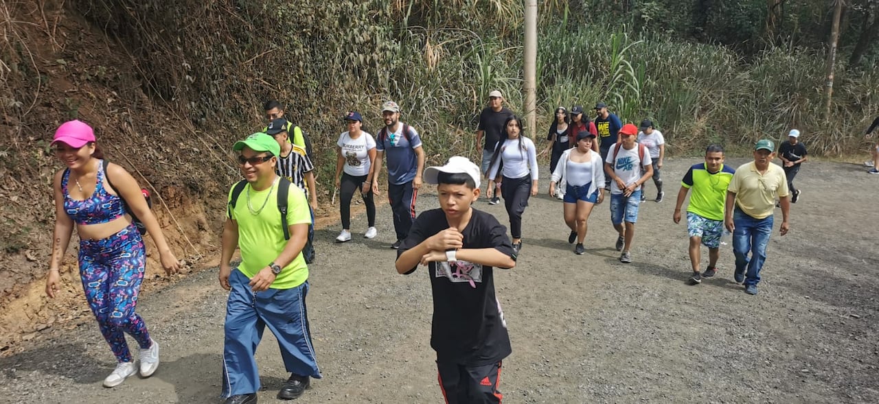 Subida al cerro de las tres cruces en viernes Santo Cali