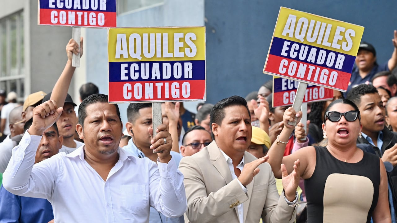 Supporters of Guayaquil Mayor Aquiles Alvarez
