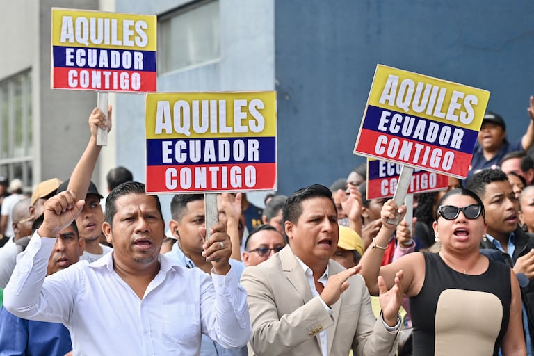 Supporters of Guayaquil Mayor Aquiles Alvarez