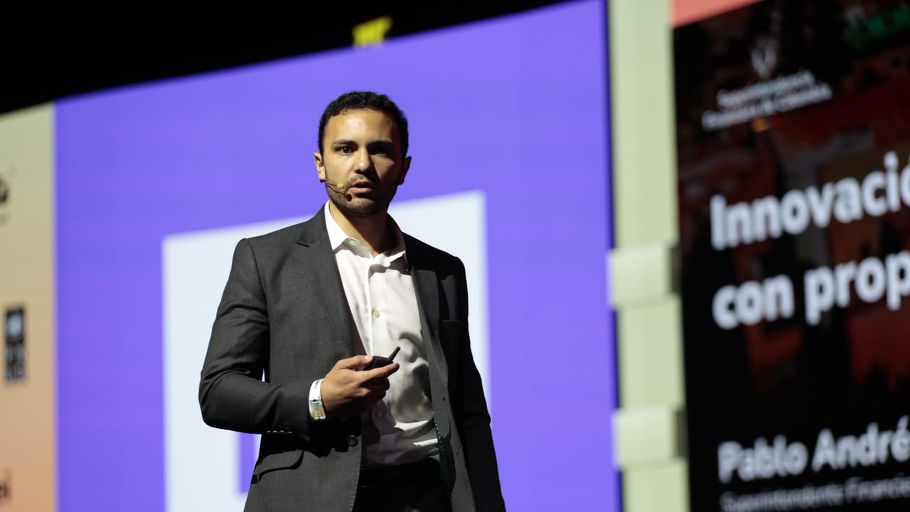 Pablo Rivas destaca el avance tecnológico del sector, donde el 66% de las fintechs ya aplica Inteligencia Artificial, e ilustra el despliegue de SupTech para la supervisión interna de la SFC