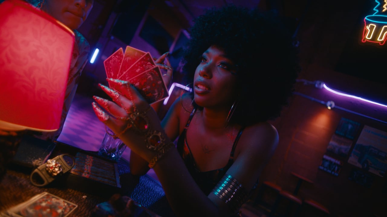 'Llueve sobre Babel', de Gala del Sol es un retrato poético y punk de un bar mítico donde se entrelazan historias de amor, traición y redención en una atmósfera nocturna cargada de simbolismo.