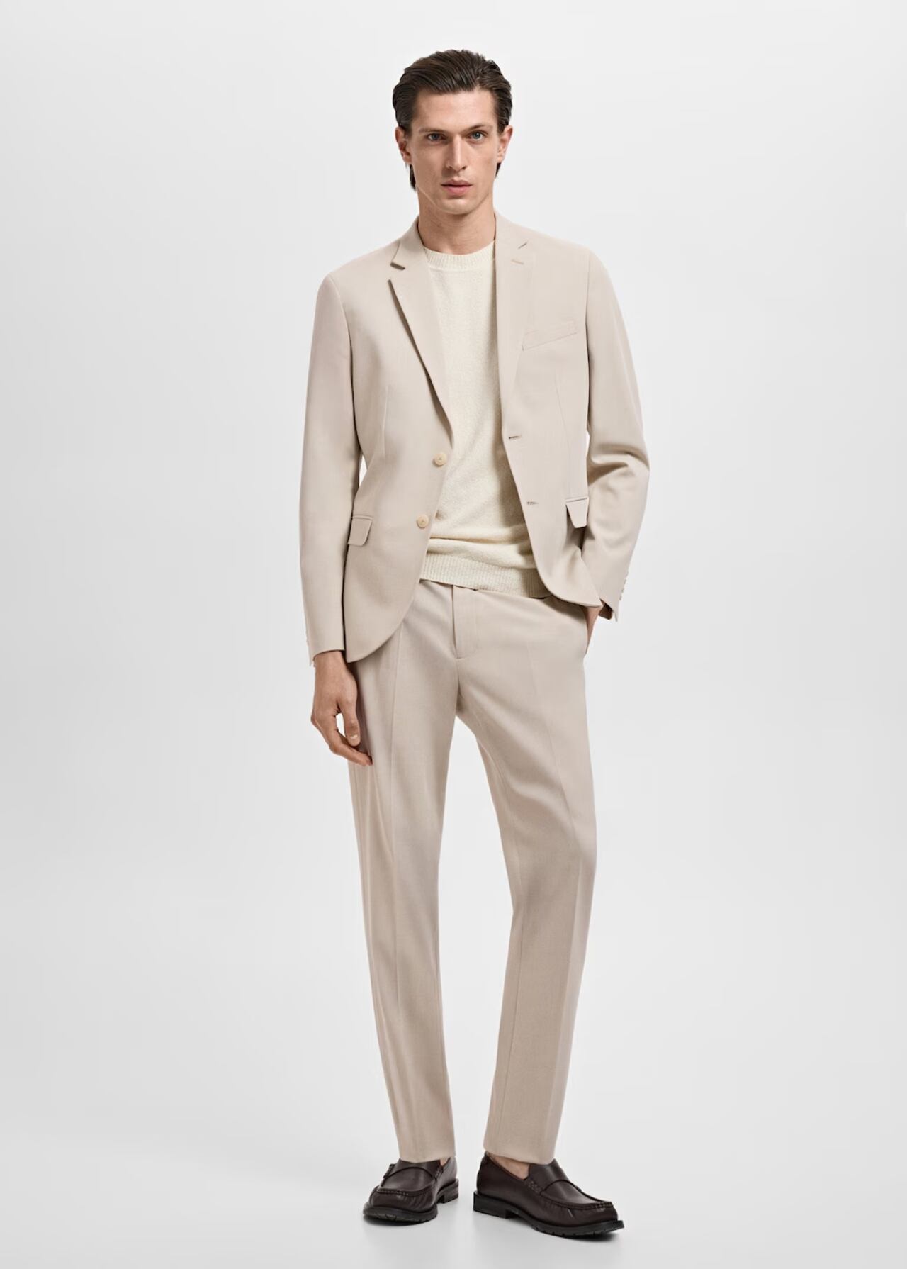 La sastrería relajada que suaviza los códigos formales, serán tendencia este verano con telas como lino y algodón.