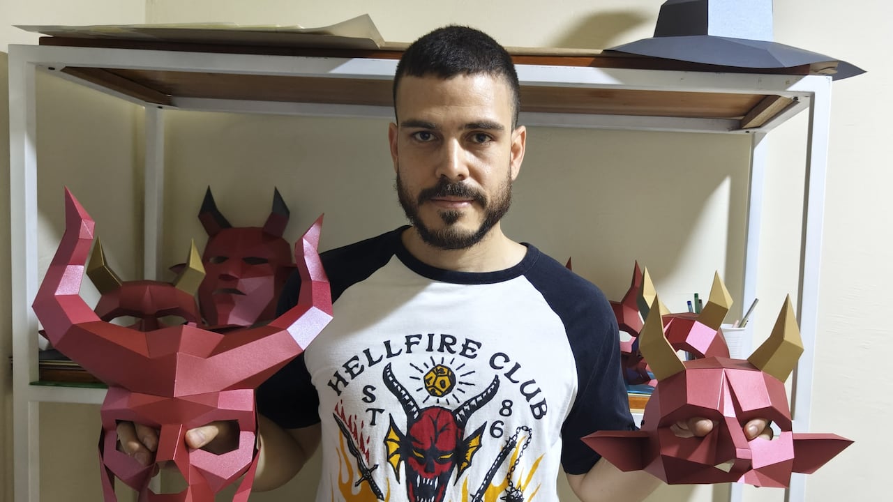 Héctor Alderete da forma a una de sus creaciones en papel 3D desde su taller en Cali, un proceso que rescata el trabajo artesanal frente a la prisa digital.