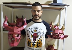 Héctor Alderete da forma a una de sus creaciones en papel 3D desde su taller en Cali, un proceso que rescata el trabajo artesanal frente a la prisa digital.