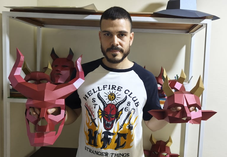 Héctor Alderete da forma a una de sus creaciones en papel 3D desde su taller en Cali, un proceso que rescata el trabajo artesanal frente a la prisa digital.