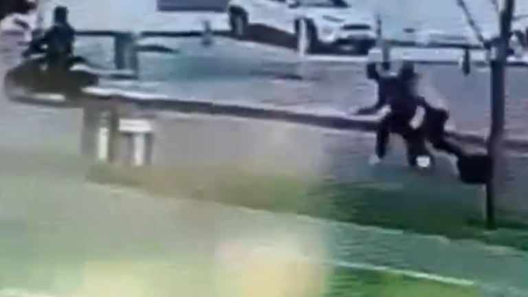 Videos de cámaras de seguridad muestran que el atraco duró menos de 30 segundos.