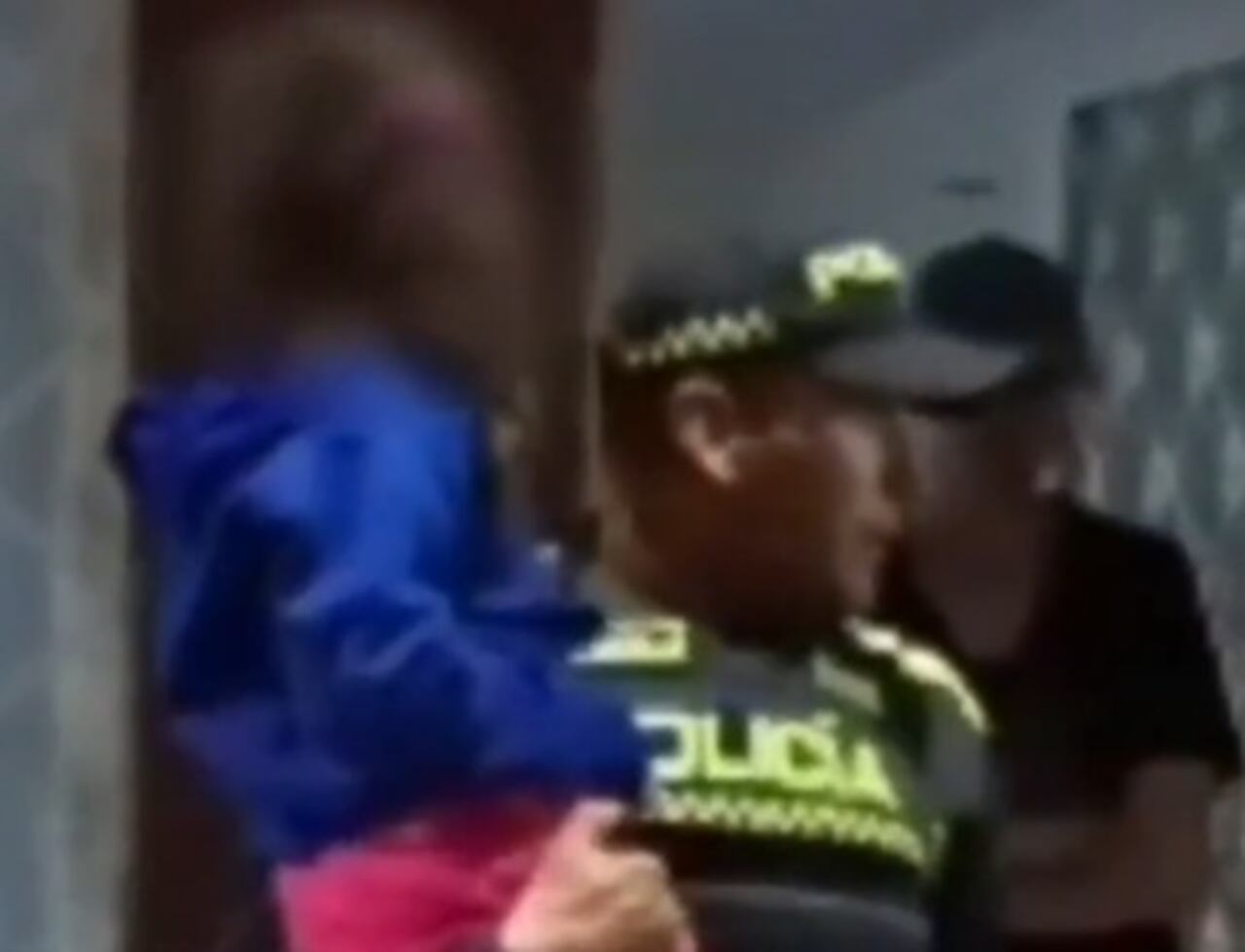 La Policía Metropolitana de Bogotá informó que la niña fue dejada bajo disposición del ICBF para la verificación y el restablecimiento de sus derechos.