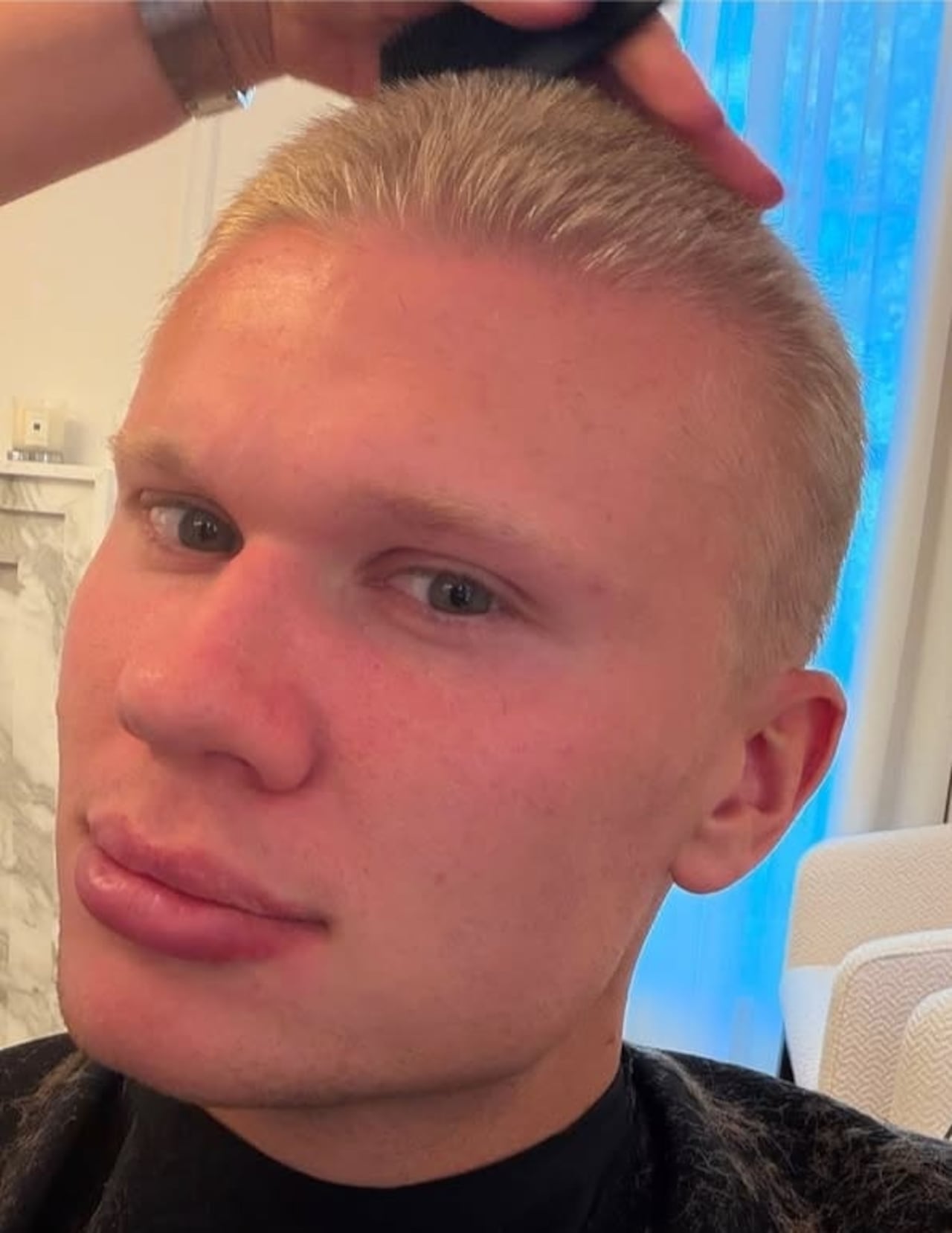 El futbolista Erling Haaland decidió raparse.