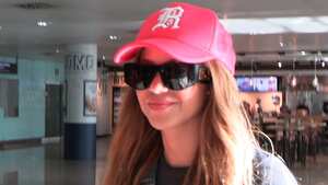 La cantante abandonó Barcelona sin sus hijos, mostrándose más sonriente y relajada ante las cámaras.