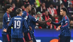 El centrocampista inglés del Arsenal, Bukayo Saka (n.° 07), celebra con sus compañeros tras marcar el gol de penalti que supuso el 0-1 para su equipo durante el partido de la jornada 4 de la fase de grupos de la UEFA Champions League entre el Slavia de Praga y el Arsenal FC en Praga, República Checa, el 4 de noviembre de 2025. (Foto de Michal Cizek / AFP)