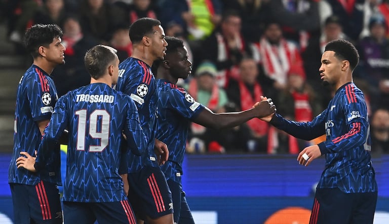 El centrocampista inglés del Arsenal, Bukayo Saka (n.° 07), celebra con sus compañeros tras marcar el gol de penalti que supuso el 0-1 para su equipo durante el partido de la jornada 4 de la fase de grupos de la UEFA Champions League entre el Slavia de Praga y el Arsenal FC en Praga, República Checa, el 4 de noviembre de 2025. (Foto de Michal Cizek / AFP)