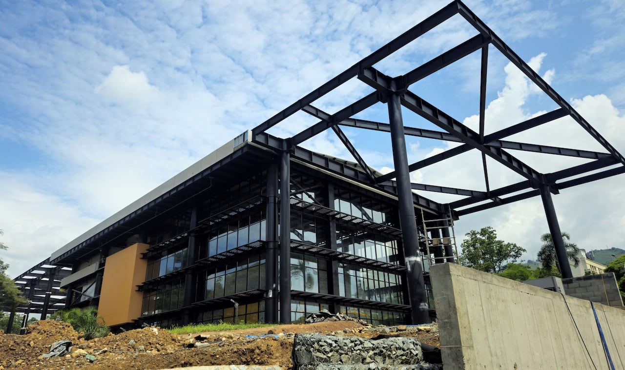 La construcción se está haciendo en el antiguo Club San Fernando, sobre toda la Calle Quinta, en frente del HUV.
La primera fase actualmente se encuentra en construcción, tiene 8000 metros cuadrados y recibe el nombre de Centro Creativo Digítal, según la Alcaldía de Cali.