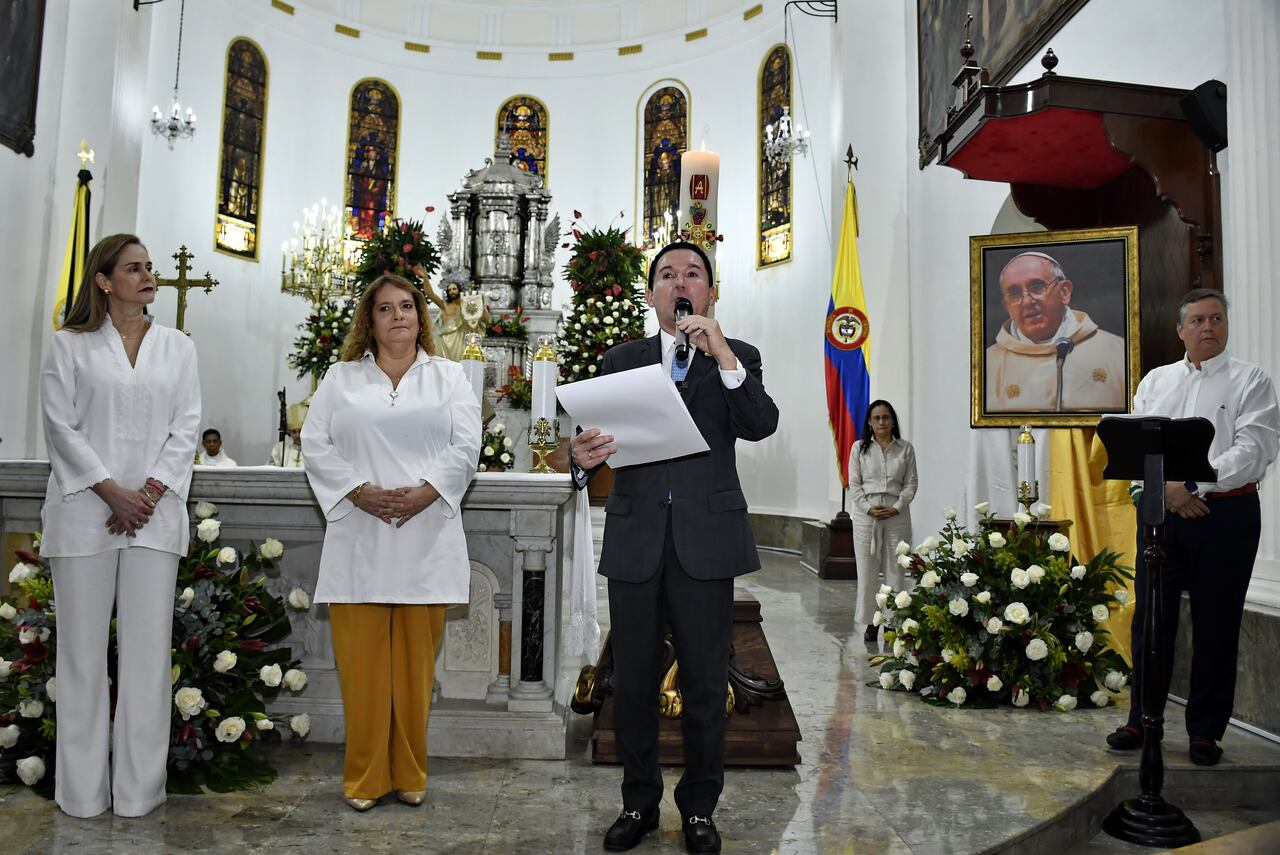 Desde la catedral de San Pedro, en Cali, se celebró una eucaristía en un acto de acción de gracias por los 75 años del diario El País, al cual asistieron colaboradores del medio y autoridades locales. FOTOS RAÚL PALACIOS / EL PAÍS.