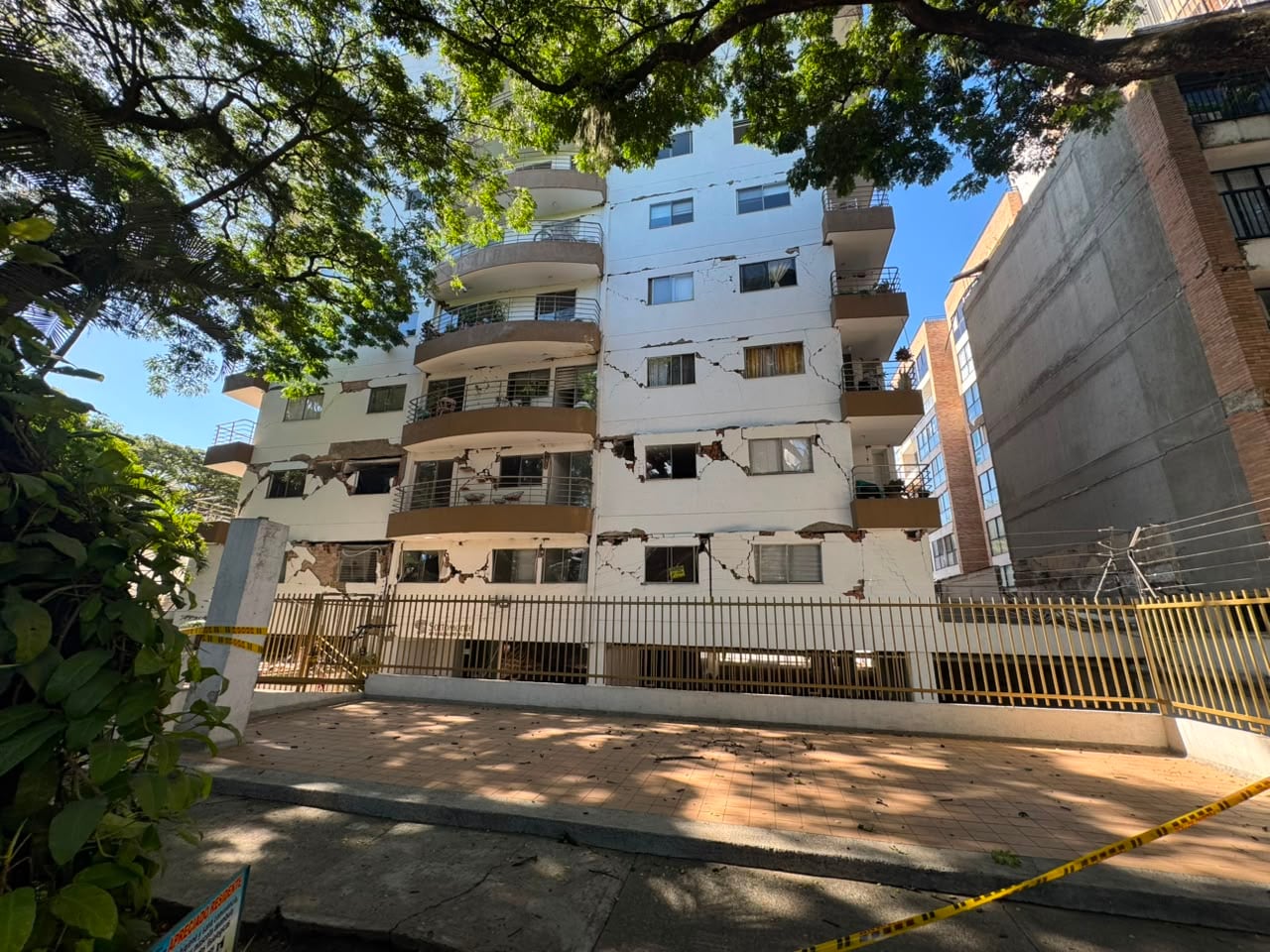 Edificaciones afectadas con la carrera 56 después de la calle 5, hacia la avenida Los Cerros.