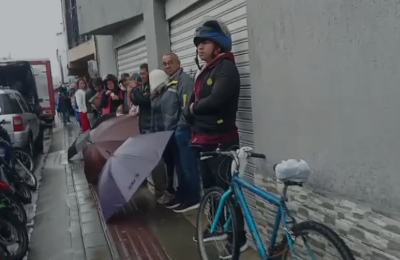 Bajo la lluvia, los usuarios de entidades como la Nueva EPS en Popayán hacen fila solo para comprobar si hay o no medicamentos.