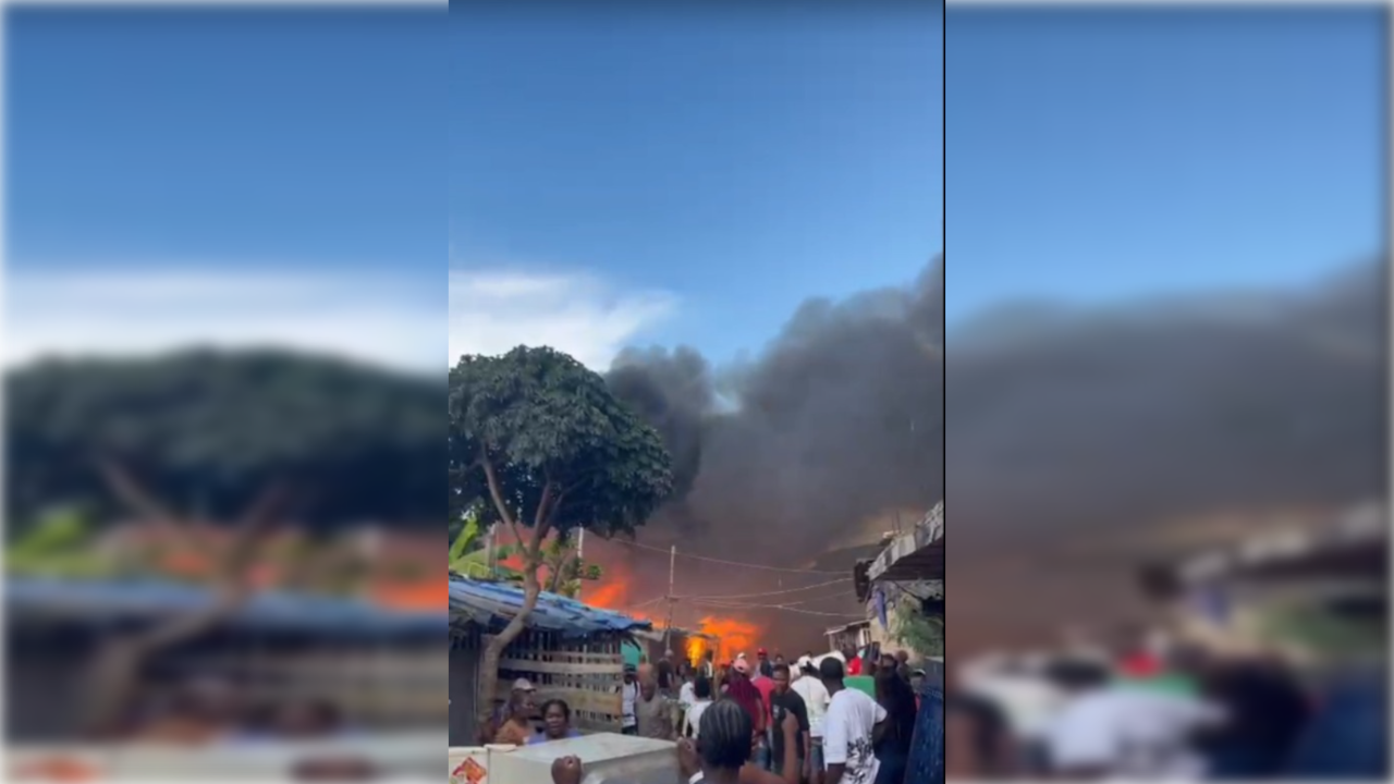 Los bomberos ya se encuentran en el lugar apagando el incendio y evitando que pase a otras viviendas.