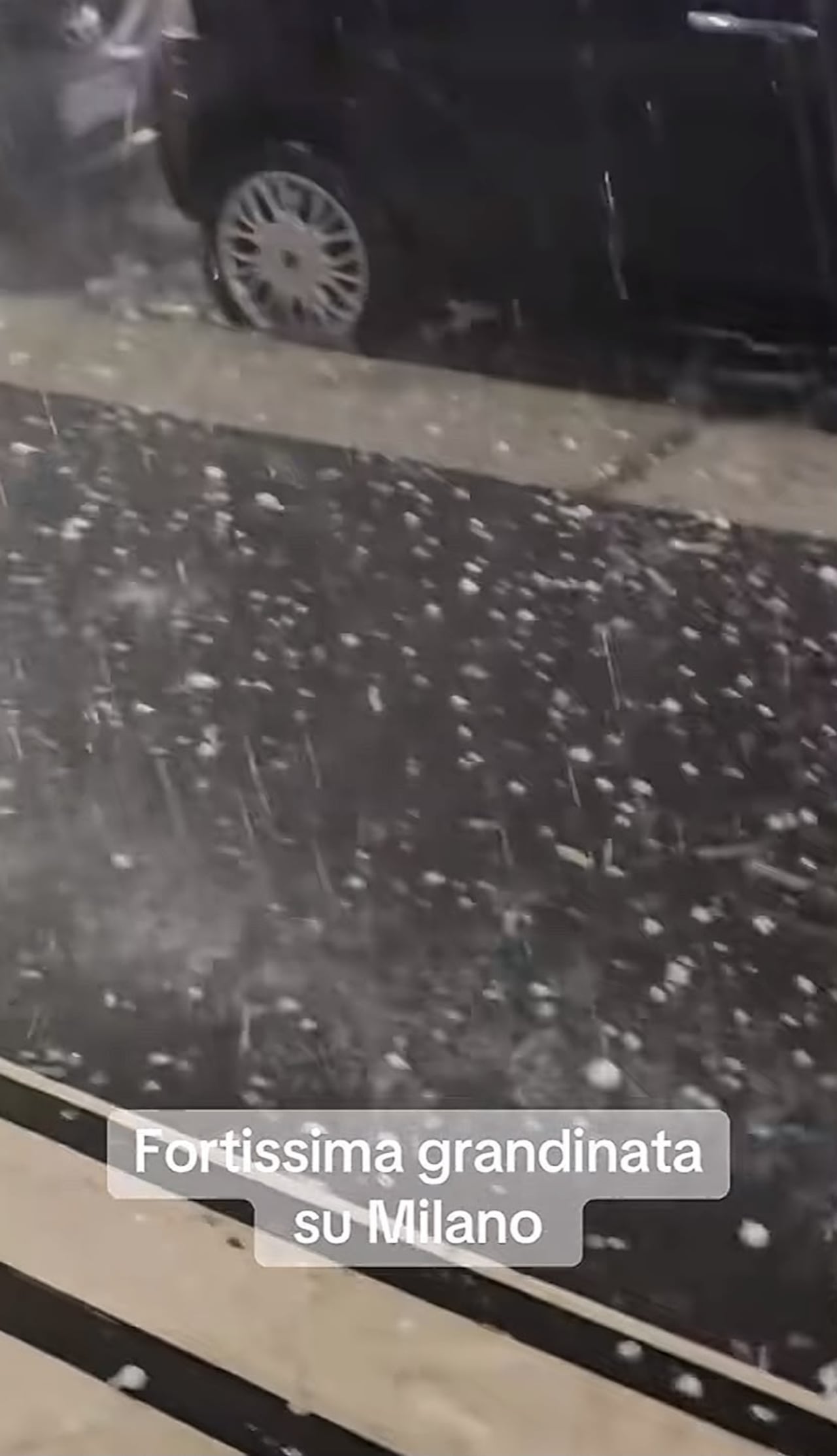 Fuerte granizada en Milán asustó a ciudadanos y asistentes a un concierto.