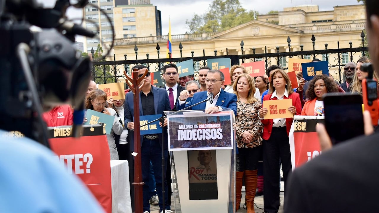 El candidato presidencial Roy Barreras, en rueda de prensa este lunes en la Plaza Núñez del
Congreso de la República, envió un contundente y urgente mensaje a cinco diferentes sectores sociales y políticos, de cara a las
elecciones de primera vuelta del próximo 31 de mayo y que requieren de acciones inmediatas, por parte de cada uno de ellos,
para evitar el regreso de la extrema derecha al gobierno.