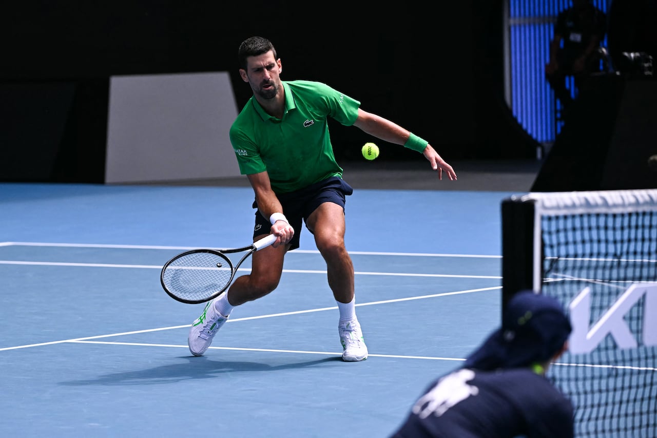 El serbio Novak Djokovic devuelve el balón al italiano Lorenzo Musetti durante su partido de cuartos de final individual masculino en la undécima jornada del Abierto de Australia de tenis en Melbourne el 28 de enero de 2026. (Foto de WILLIAM WEST / AFP)