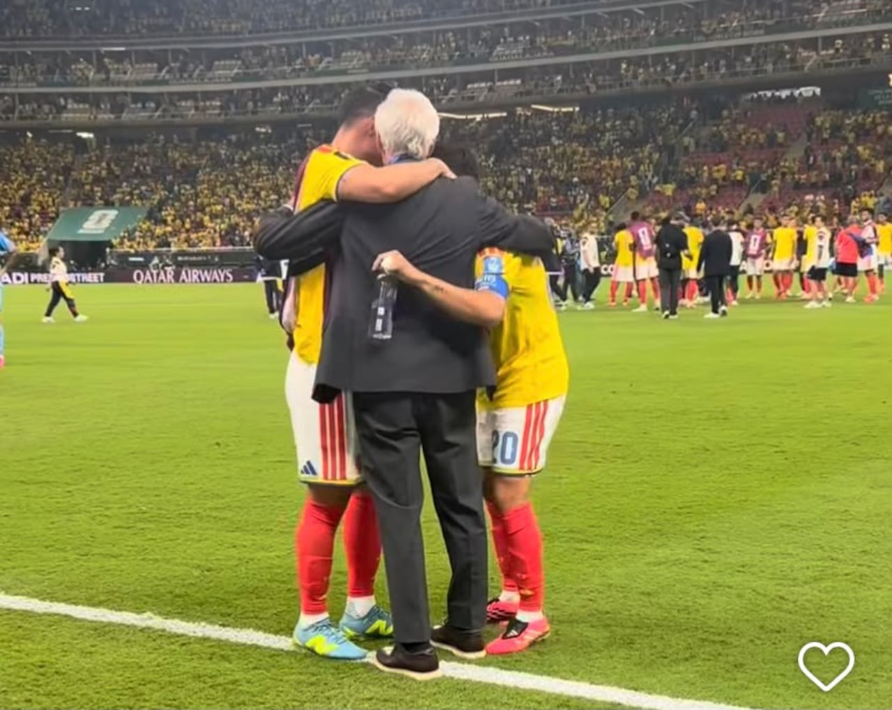 Efusivo abrazo de James Rodríguez, Pekerman y Quintero.
