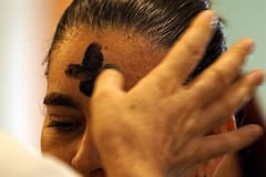 Los fieles católicos cumplen con el día que marca el inicio de la Cuaresma, en el cual se impone ceniza en la frente como símbolo de penitencia y arrepentimiento. Este es el período de la religión católica que conmemora la pasión, muerte y resurrección de Jesucristo. Foto Jorge Orozco