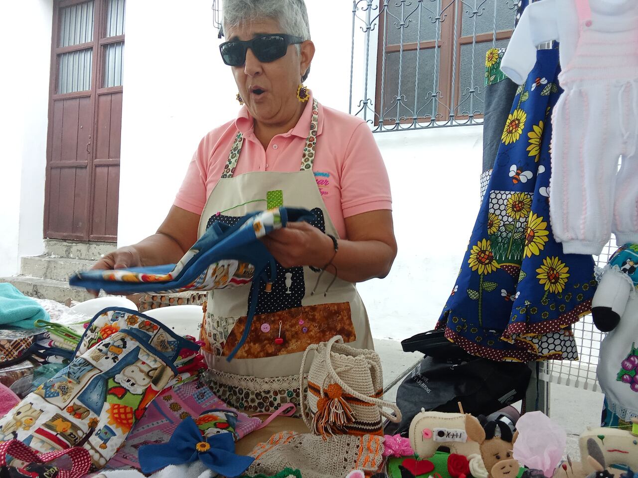 María del Carmen Castrillón expone todo lo relacionado en la lencería para el hogar en este evento organizado por el Sena y la Unidad para las Víctimas.