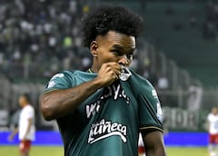 Johan Martínez celebra su gol con el Deportivo Cali en el partido contra Unión Magdalena.