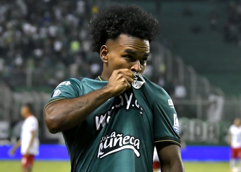 Johan Martínez celebra su gol con el Deportivo Cali en el partido contra Unión Magdalena.