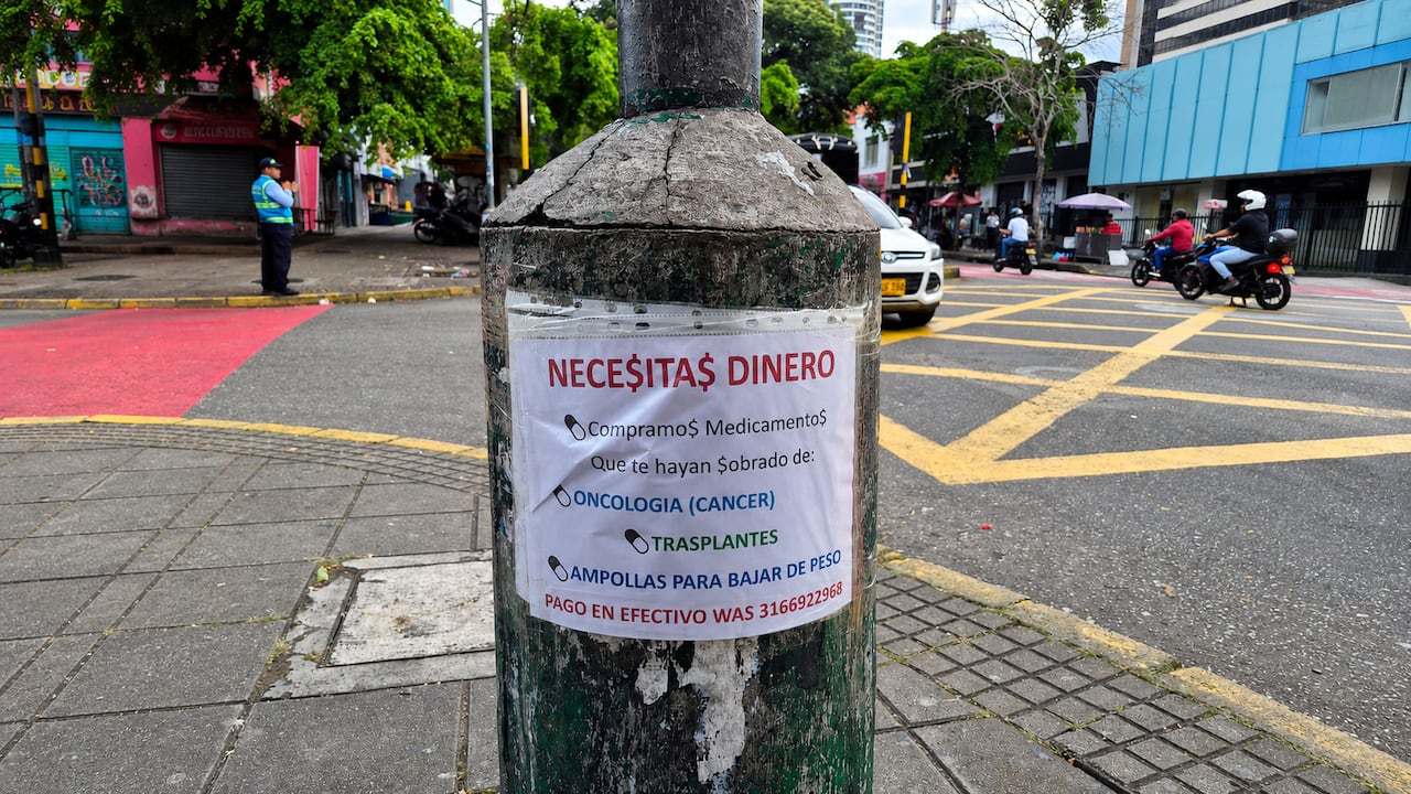 Las autoridades de Bucaramanga investigan la aparición de panfletos que ofrecen dinero por medicamentos oncológicos y otros tratamientos especializados en distintos sectores de la ciudad.