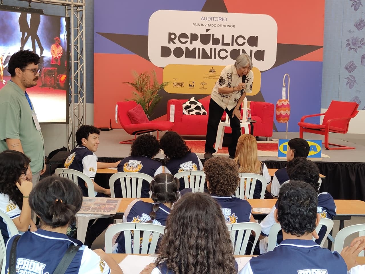 Yuan Fuei Liao está realizando talleres para reactivar la imaginación con jóvenes de colegios de la ciudad que llegan a la carpa del país invitado en CaliLee: República Dominicana.