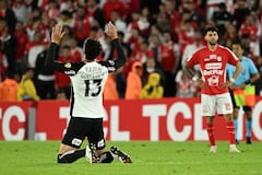 Gustavo Henrique, defensa número 13 del Corinthians, celebra el primer gol de su equipo durante el partido de la fase de grupos de la Copa Libertadores entre Independiente Santa Fe de Colombia y Corinthians de Brasil, disputado en el estadio Nemesio Camacho El Campín de Bogotá el 6 de mayo de 2026. (Foto de Luis ACOSTA / AFP)