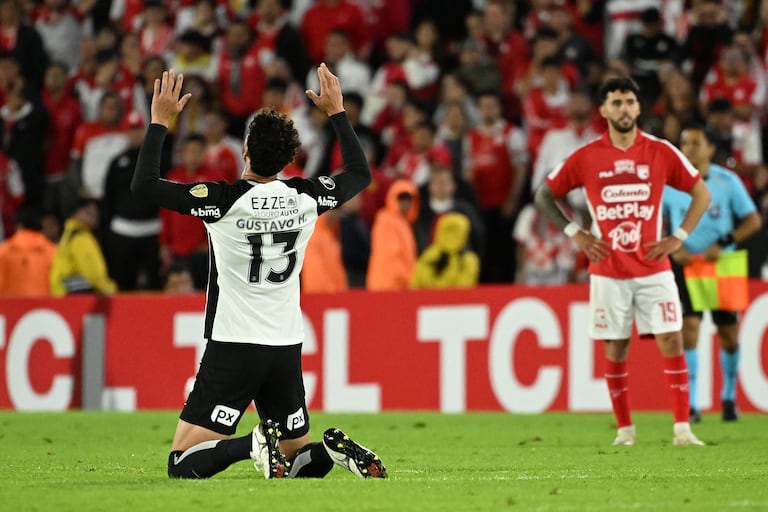 Gustavo Henrique, defensa número 13 del Corinthians, celebra el primer gol de su equipo durante el partido de la fase de grupos de la Copa Libertadores entre Independiente Santa Fe de Colombia y Corinthians de Brasil, disputado en el estadio Nemesio Camacho El Campín de Bogotá el 6 de mayo de 2026. (Foto de Luis ACOSTA / AFP)