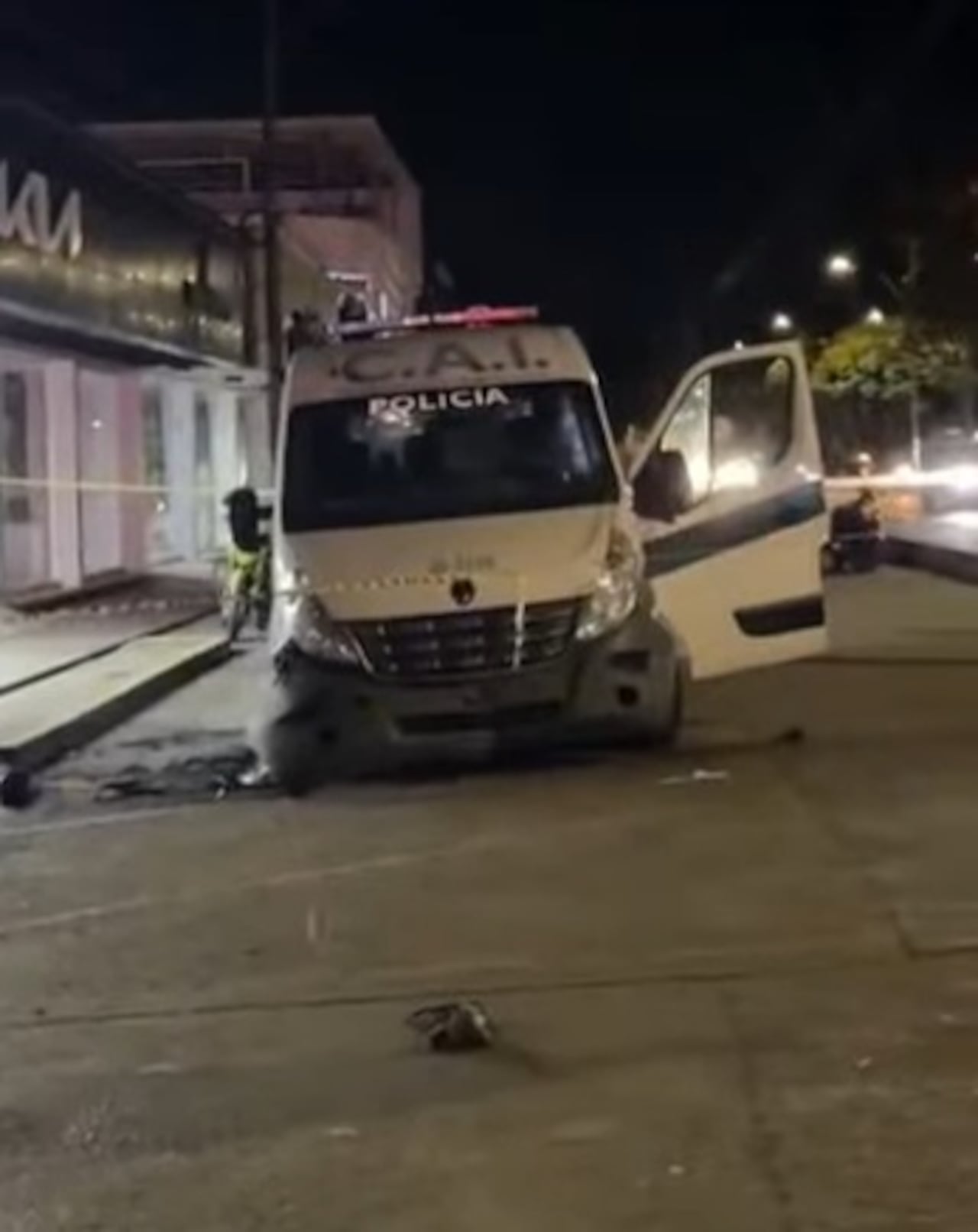 Unidades de la Policía acordonaron el lugar para realizar las labores de inspección y establecer las circunstancias de la explosión, indicaron las autoridades.