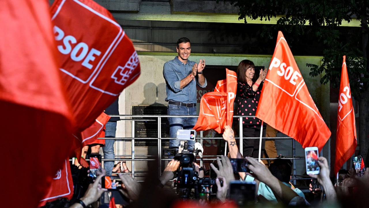 El primer ministro español y candidato a la reelección del Partido Socialista (PSOE), Pedro Sánchez (2R), aplaude después de las elecciones generales de España en la sede del Partido Socialista Español (PSOE) en Madrid el 23 de julio de 2023. La derecha española está solo ligeramente por delante de los socialistas del primer ministro Pedro Sánchez, quien mantiene la posibilidad de permanecer en el poder a través del juego de alianzas, según los resultados parciales tras las elecciones generales de España. (Foto de JAVIER SORIANO / AFP)