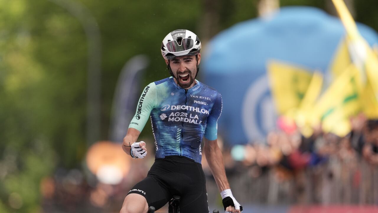 El francés Valentin Paret-Peintre celebra ganar la décima etapa del Giro de Italia, la carrera ciclista del Giro de Italia desde Pompeya a Cusano Mutri, Italia, el martes 14 de mayo de 2024. (Massimo Paolone/LaPresse vía AP)