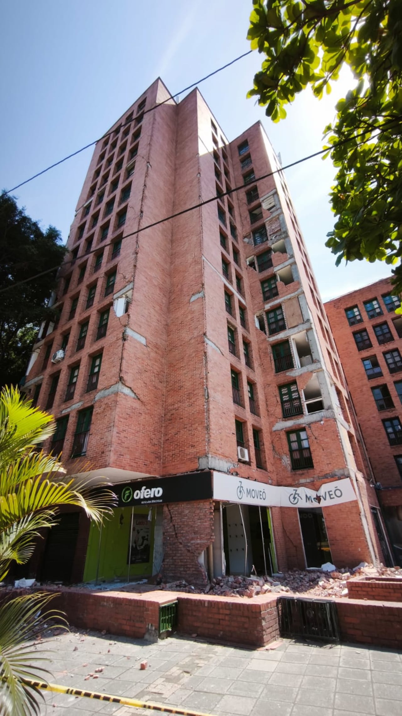 El edificio Atalanta fue construido en 1984. Está evacuado por seguridad, pero no está en riesgo inminente de colapso.