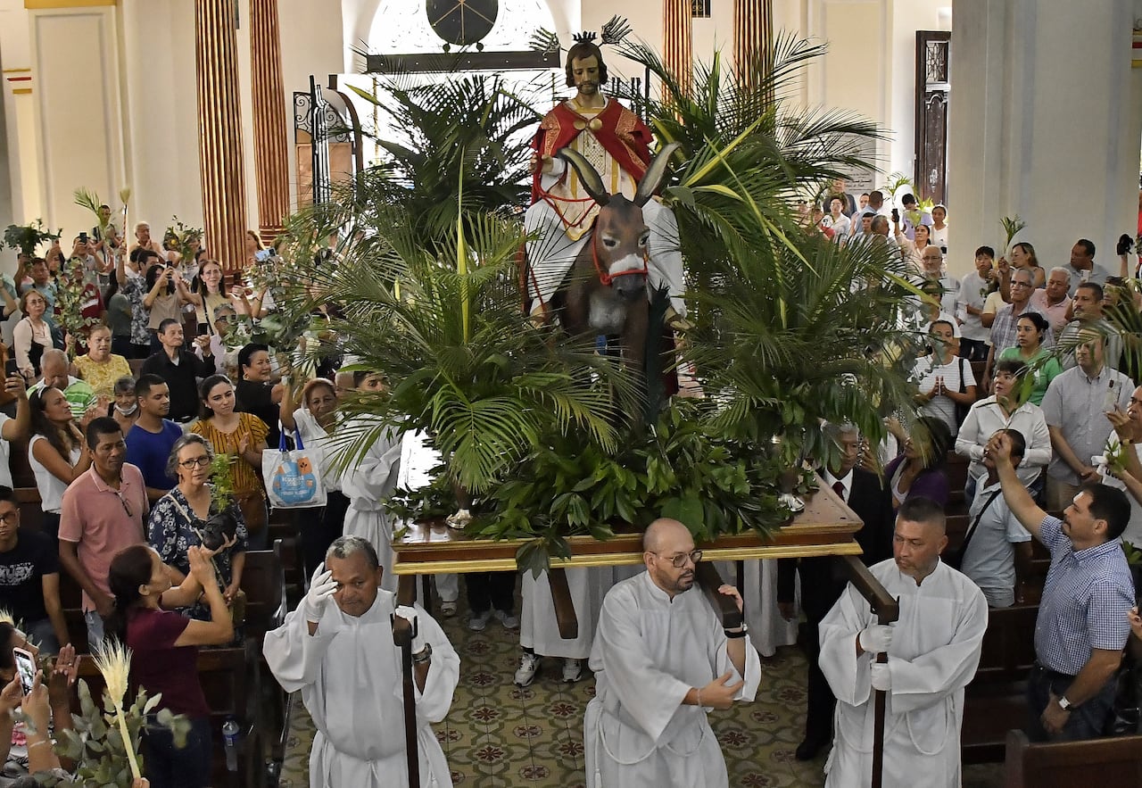 Domingo de Ramos en Cali: así se vivió la tradicional procesión en la ciudad; conmovedora bendición del arzobispo
Con la procesión tradicional del Domingo de Ramos comienza la Semana Santa. Bendición de ramos con las palabras del arzobispo de Cali, Mons. Luis Fernando Rodríguez. Fotos Raúl Palacios / El Pais.