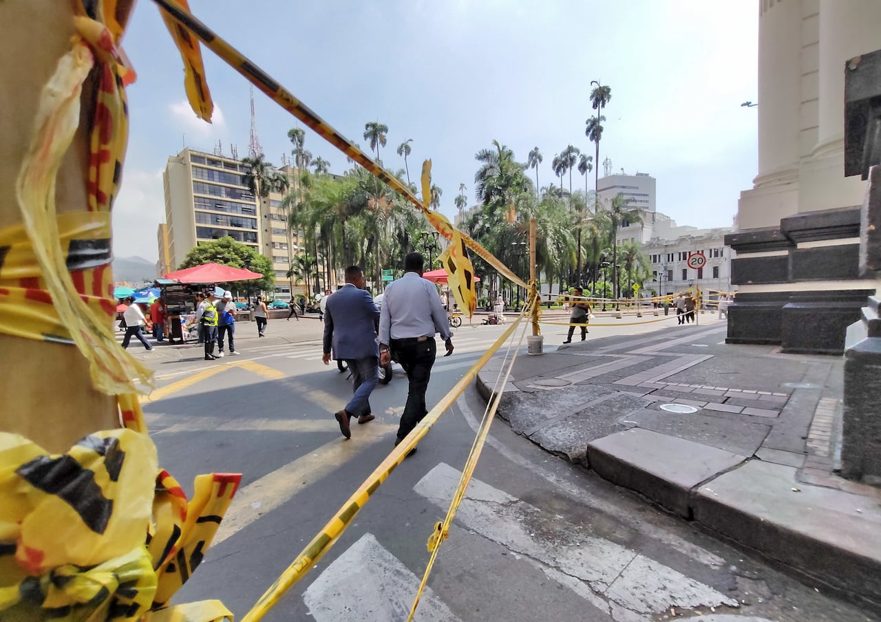 La crisis económica e infraestructural que golpea al centro histórico de Cali tras el devastador terremoto de magnitud 7.4 del pasado 10 de agosto ha encendido las alarmas entre comerciantes y autoridades. La icónica Catedral de San Pedro Apóstol, que sufrió graves fallas estructurales, comprometiendo principalmente su cúpula y cubiertas, hizo que la Alcaldía de Cali y la Secretaría de Movilidad establecieran cierres preventivos y restricciones viales estrictas en los alrededores, ante el inminente riesgo, lo que ha afectado gravemente al comercio, que pide a la alcaldía no dejarlos solos.