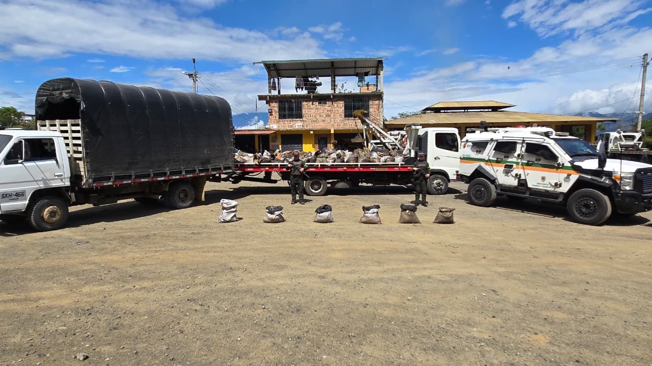 El vehículo y el material quedaron a disposición de la Fiscalía General de la Nación para adelantar el proceso judicial correspondiente.