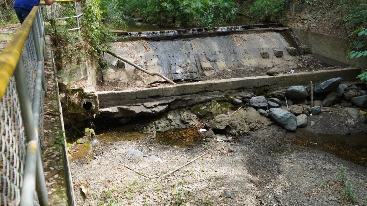 El sismo del 10 de agosto afectó la infraestructura del suministro de agua en Yumbo. También el fenómeno de El Niño. La Empresa Oficial de Servicios Públicos de Yumbo mantiene un plan de contingencia con carrotanques para atender a los sectores afectados por los cortes.
